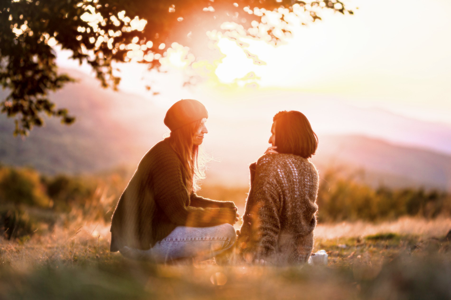 Zwei Frauen im Gespräch bei Sonnenuntergang